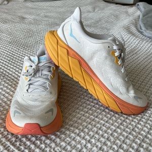 Hoka Arahi 6 Sneakers